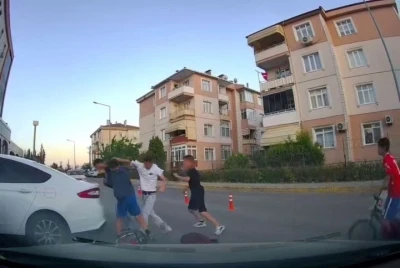 Sokakta kavga ettiler, &ccedil;evredekiler ayırdı