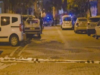 Sokakta y&uuml;r&uuml;yen 4 arkadaşa silahlı saldırı: 1 &ouml;l&uuml;, 3 yaralı 