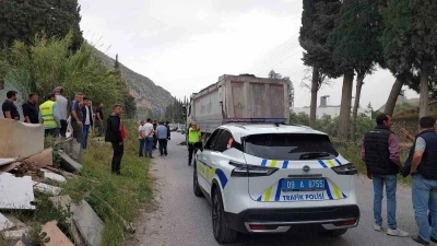 S&ouml;ke&rsquo;de feci kaza: Kamyonun &ccedil;arptığı temizlik işleri personeli hayatını kaybetti
