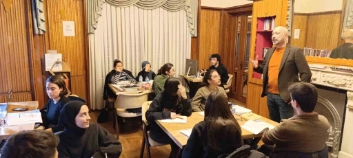 S&ouml;ke&rsquo;nin gen&ccedil;leri kitabevinden memnun
