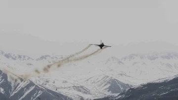 Solot&uuml;rk ve komandoların g&ouml;sterisi nefes kesti
