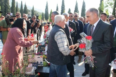 Soma'da 301 madenci mezarları başında anıldı