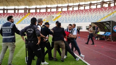 Son dakika gol&uuml; sahayı karıştırdı, olaylara &ccedil;evik kuvvet m&uuml;dahale etti
