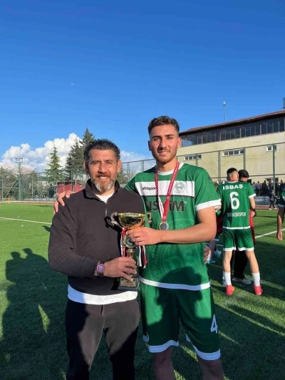 Son dakikada gol&uuml; atıp takımı şampiyon yaptı, antren&ouml;r babasına koştu
