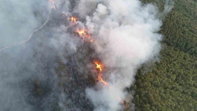S&ouml;nd&uuml;r&uuml;len yangın yeniden alevlendi, 95 ev tahliye edildi