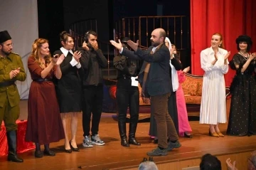 &ldquo;Sonsuz Kadın Sonsuz Cumhuriyet&rdquo;in pr&ouml;miyerini sahneledi
