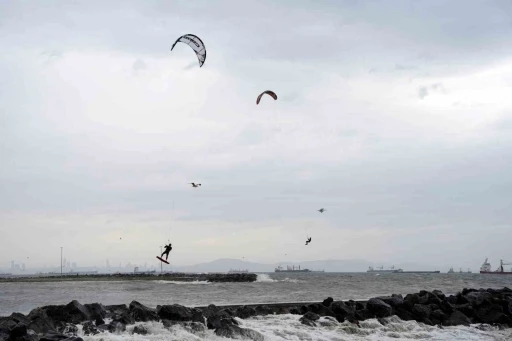 S&ouml;rf tutkunları lodosu fırsata &ccedil;evirdi