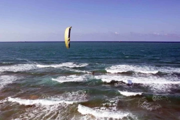 S&ouml;rf&ccedil;&uuml;lerin dalgalarla dansı Kilyos sahillerini Miami&rsquo;ye &ccedil;evirdi
