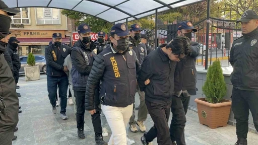 Sosyal medya &uuml;zerinden kazan&ccedil; vaadiyle dolandırıcılık yapan 5 ş&uuml;pheliden 4&rsquo;&uuml; tutuklandı
