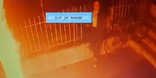 Sosyal medyada tanınmak i&ccedil;in apartman girişindeki paspası yaktılar
