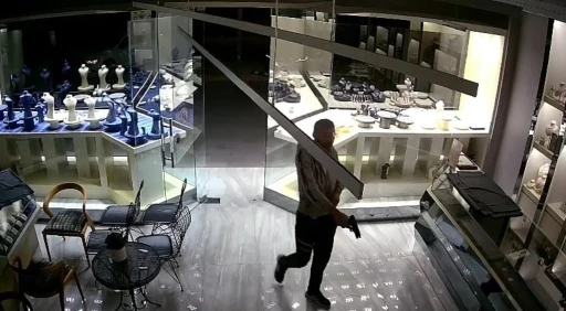 Soyguncuların silahının tutukluk yapması kuyumcuyu &ouml;l&uuml;mden kurtardı