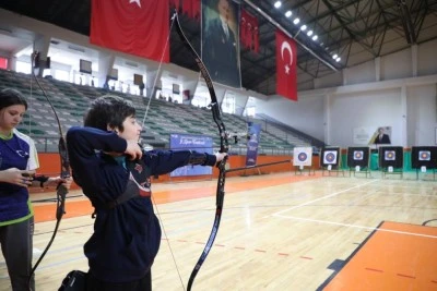 Spor festivalinde &ouml;ğrenciler ok&ccedil;ular yarıştı