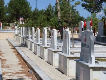 Spor yazarı Abdullah Yiğit, 57 yıl &ouml;nce hayatını kaybeden 43 taraftarı tek başına andı
