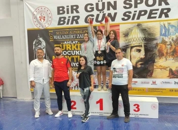 Sporcu &Ouml;zlem Yanak, Muaythaide birinci oldu
