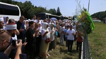Srebrenitsa soykırımı kurbanlarının yakınları, sevdikleri i&ccedil;in &ouml;ld&uuml;r&uuml;ld&uuml;kleri yerlerde dua etti