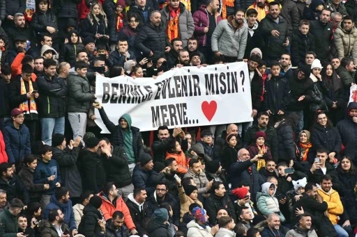 Stadyumda s&uuml;rpriz evlilik teklifi
