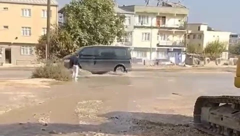 Bursa Yıldırım'da su borusu patladı, caddeler g&ouml;le d&ouml;nd&uuml;