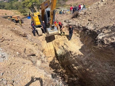 Su kuyusu a&ccedil;maya &ccedil;alışan 2 &ccedil;ift&ccedil;i toprak altında kaldı