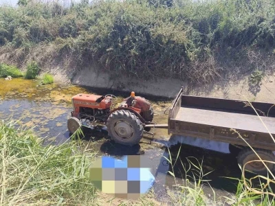 Sulama kanalına devrilen trakt&ouml;r&uuml;n s&uuml;r&uuml;c&uuml;s&uuml; hayatını kaybetti