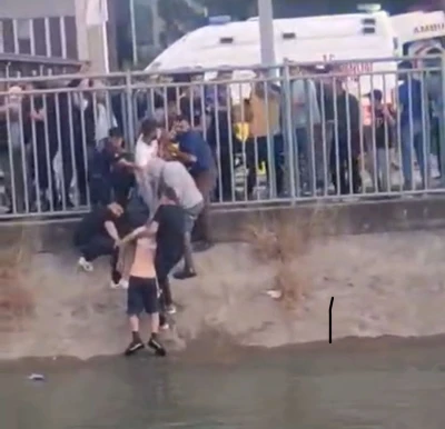 Sulama kanalına d&uuml;şen adamı vatandaşlar kurtardı
