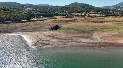 Sular &ccedil;ekildi, barajın ortasındaki kayalık karada kaldı