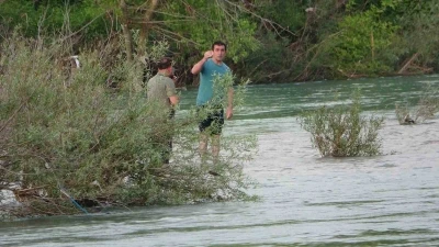 Suların y&uuml;kseldiğini fark etmeyince ırmaktaki adacıkta mahsur kaldılar
