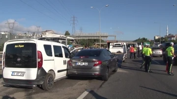 Sultanbeyli&rsquo;de 3 ara&ccedil; birbirine girdi: 2 yaralı
