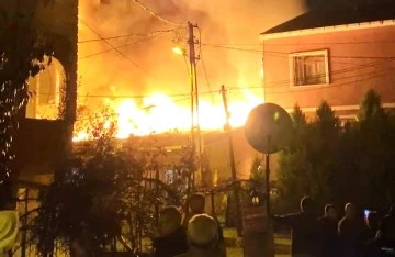 Sultanbeyli&rsquo;de bir ev alev alev yandı
