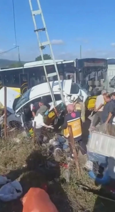 Sultanbeyli&rsquo;de İETT otob&uuml;s&uuml; ile otomobil &ccedil;arpıştı: 1'i bebek 4 yaralı