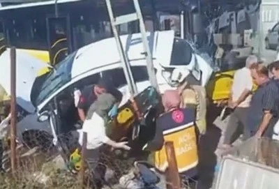 Sultanbeyli&rsquo;de İETT otob&uuml;s&uuml; ile otomobil &ccedil;arpıştı: 1'i bebek 4 yaralı
