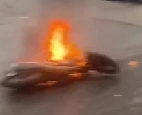 İETT otob&uuml;s&uuml;ne &ccedil;arpan motosiklet alev aldı