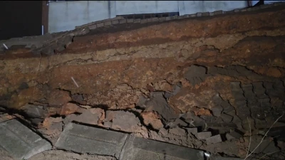 Sultanbeyli'de istinat duvarı ikinci kez &ccedil;&ouml;kt&uuml;; park halindeki otomobilde hasar oluştu