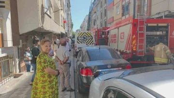 Sultangazi&rsquo;de &ccedil;atı katındaki k&uuml;meste &ccedil;ıkan yangında g&uuml;vercinler telef oldu
