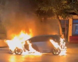 Sultangazi&rsquo;de park halindeki otomobil yandı