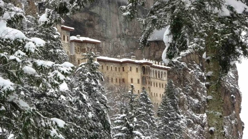 S&uuml;mela Manastırı beyaza b&uuml;r&uuml;nd&uuml;, ziyaret&ccedil;ilerini kendine hayran bıraktı
