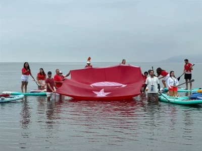 Sup Board ekibinden İznik G&ouml;l&uuml;&rsquo;nde bayraklı Zafer Bayramı kutlaması
