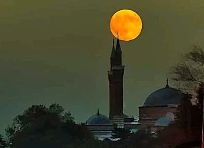 &lsquo;S&uuml;per Ay&rsquo; Bursa&rsquo;da g&ouml;rsel ş&ouml;len oluşturdu