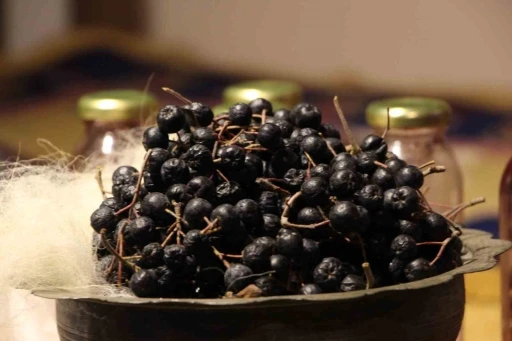 S&uuml;per meyve &lsquo;Aronya&rsquo; halılara renk veriyor
