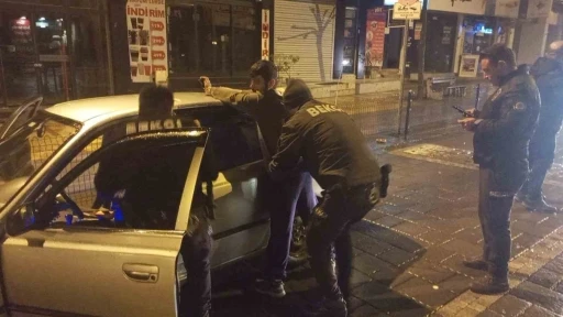 Ş&uuml;pheli olarak durdurulan ara&ccedil;tan uyuşturucu &ccedil;ıktı
