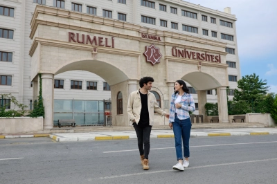 S&uuml;rd&uuml;r&uuml;lebilir Kamp&uuml;s Modelinde Yenilenebilir Enerji Adımı