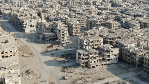 Suriye&rsquo;de 13 yıl sonra mahallesine d&ouml;nd&uuml;, evini enkaza d&ouml;nm&uuml;ş buldu
