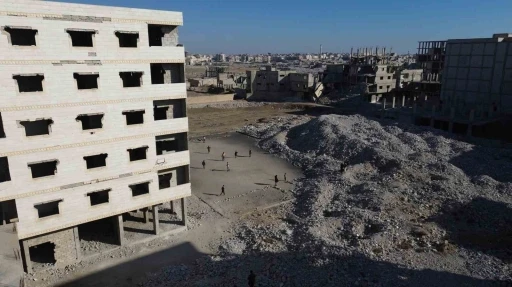 Suriye&rsquo;de &ccedil;ocuklar, enkaz yığınları arasında futbol oynuyor
