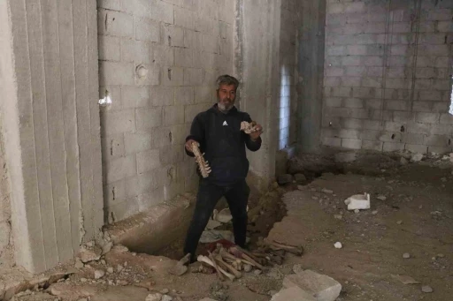 Suriye&rsquo;de enkaza d&ouml;nen Tadomon Mahallesi&rsquo;nden korkun&ccedil; g&ouml;r&uuml;nt&uuml;ler: Binaların altından insan kemikleri &ccedil;ıkıyor
