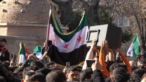 Suriye&rsquo;de rejimin d&uuml;ş&uuml;ş&uuml; Konya&rsquo;da sevin&ccedil;le karşılandı
