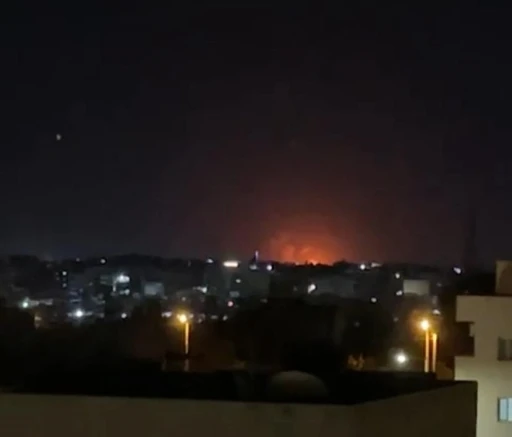 Suriye&rsquo;de yaşanan patlamalar ve y&uuml;kselen alevler Mardin&rsquo;den g&ouml;r&uuml;nt&uuml;lendi
