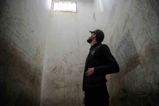 Suriye&rsquo;deki işkence merkezinde mahkumlar zeytinle hayatta kaldı, &ccedil;ekirdekleri ile duvara &ccedil;entik attı
