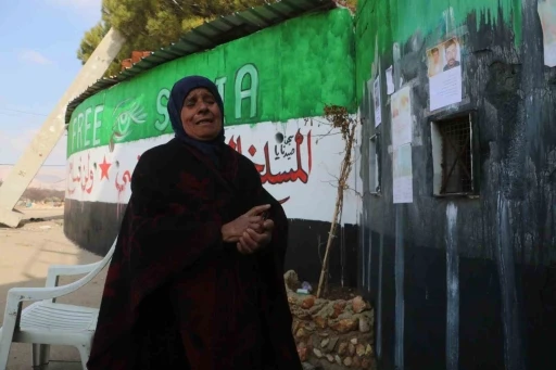 Suriyeli anne g&uuml;nlerdir evladını bulabilme umuduyla Sednaya Hapishanesi&rsquo;ne geliyor
