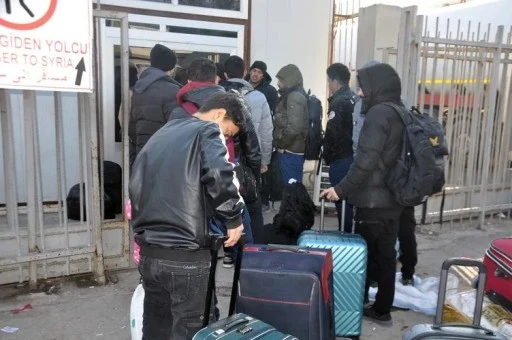 Suriyeliler Cilveg&ouml;z&uuml; Sınır Kapısı'na akın ediyor