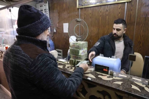 Suriyeliler &ccedil;uvallar dolusu para g&ouml;t&uuml;r&uuml;p cep dolduracak kadar d&ouml;viz alıyor