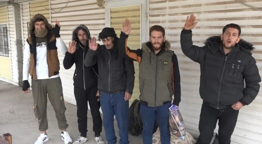 Suriyeliler T&uuml;rkiye&rsquo;ye teşekk&uuml;r ederek memleketlerine d&ouml;n&uuml;yor
